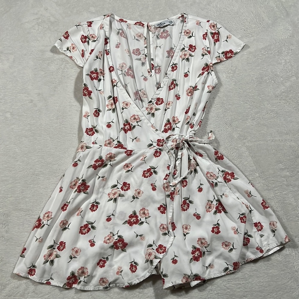 Hollister faux wrap floral romper. Size Xsmall